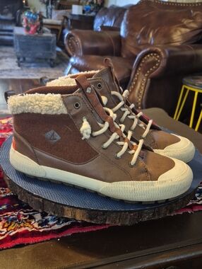 Sperry Women's Pier Wave Storm Tumbled  high-top sneaker-boot hybrid, Chukka.(#)
